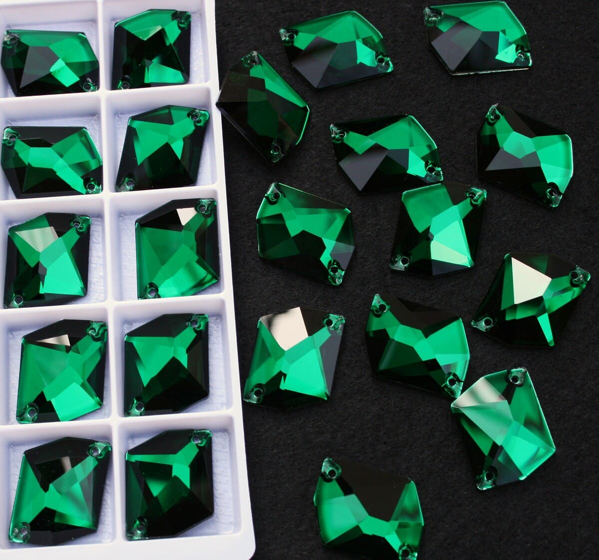 Emerald sz&iacute;nű t&ouml;rt rombusz alak&uacute; krist&aacute;ly