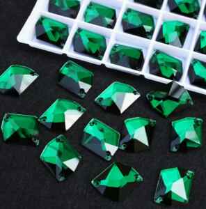 Emerald színű tört rombusz alakú kristály