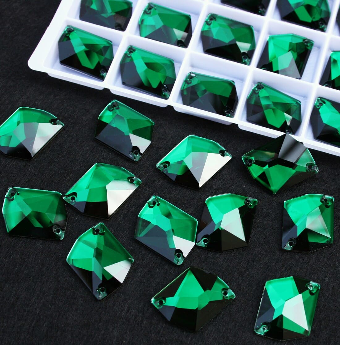 Emerald színű tört rombusz alakú kristály