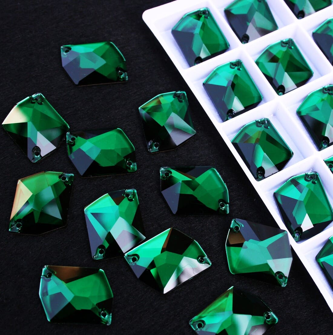 Emerald színű tört rombusz alakú kristály