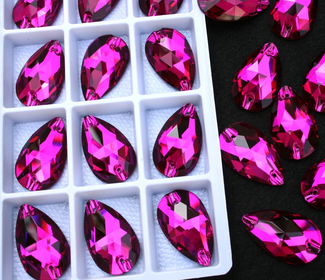 Fuchsia színű csepp alakú kristály