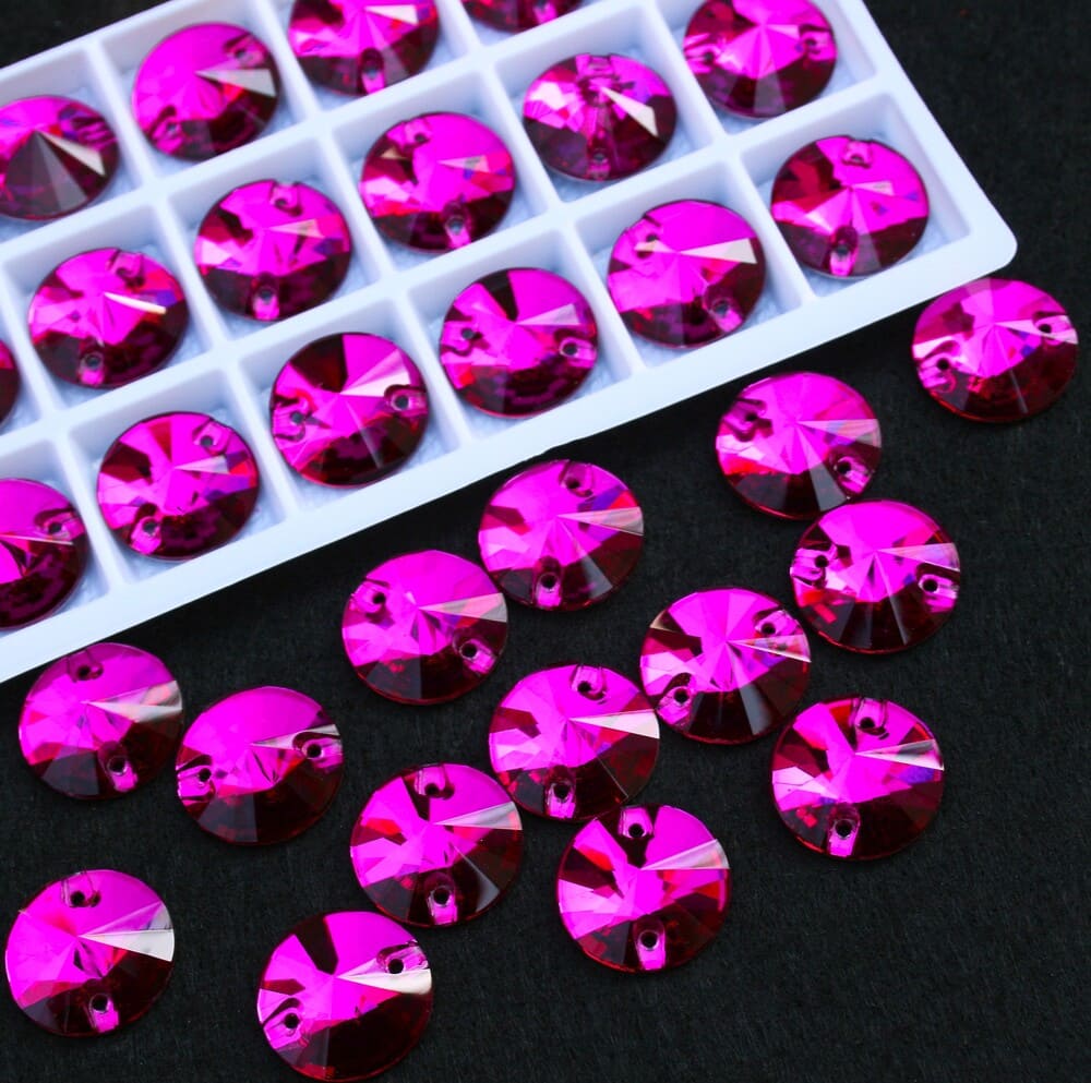 Fuchsia sz&iacute;nű k&ouml;r alak&uacute; krist&aacute;ly