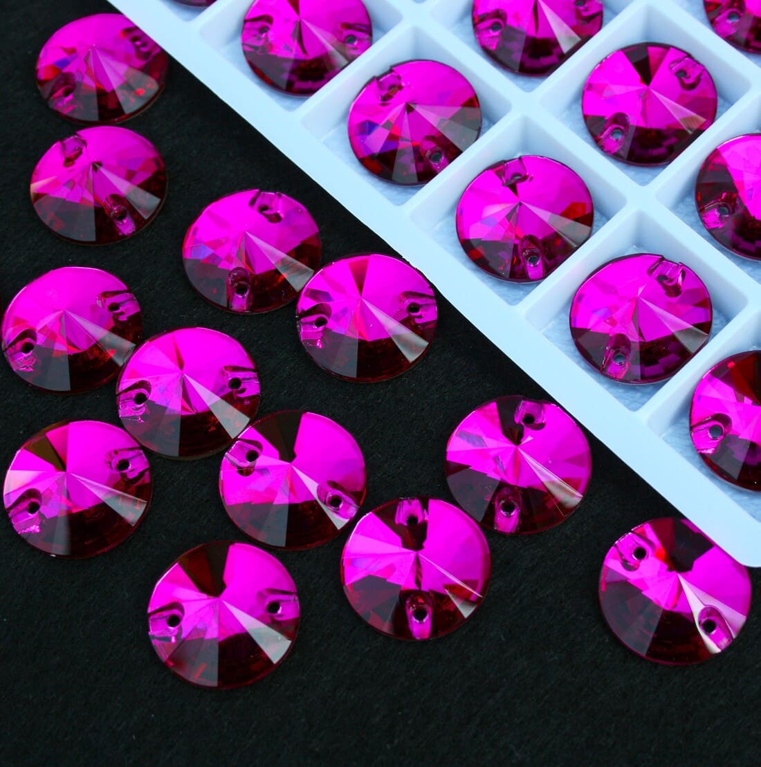 Fuchsia színű kör alakú kristály