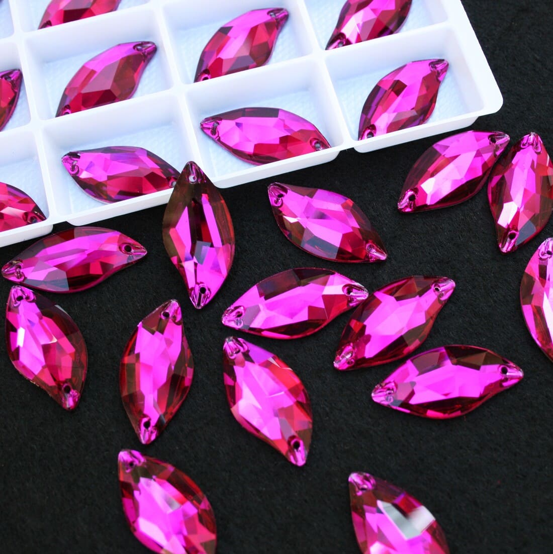 Fuchsia színű levél alakú kristály