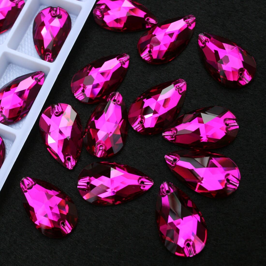 Fuchsia sz&iacute;nű csepp alak&uacute; krist&aacute;ly