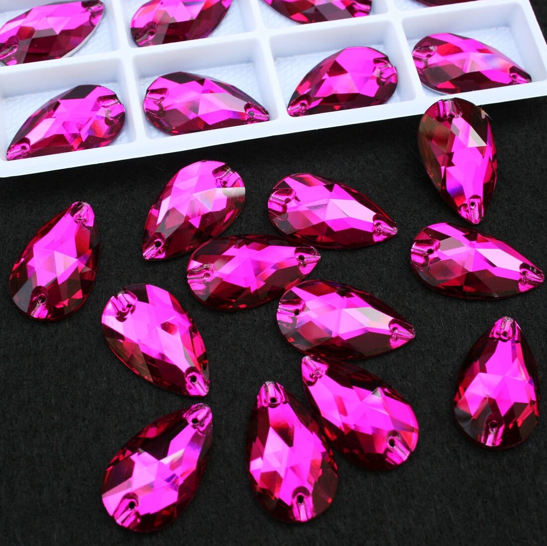 Fuchsia színű csepp alakú kristály