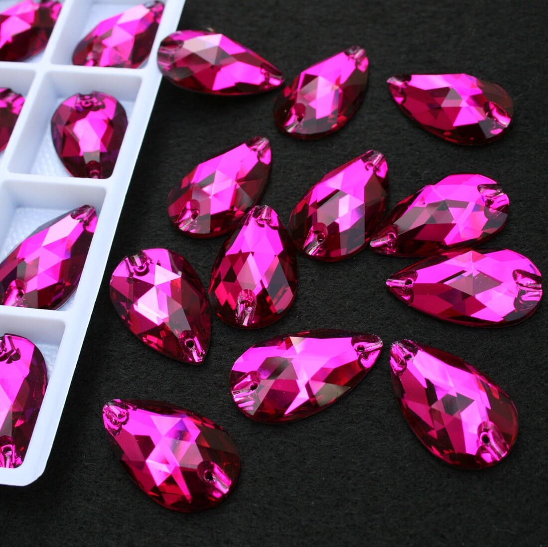 Fuchsia színű csepp alakú kristály