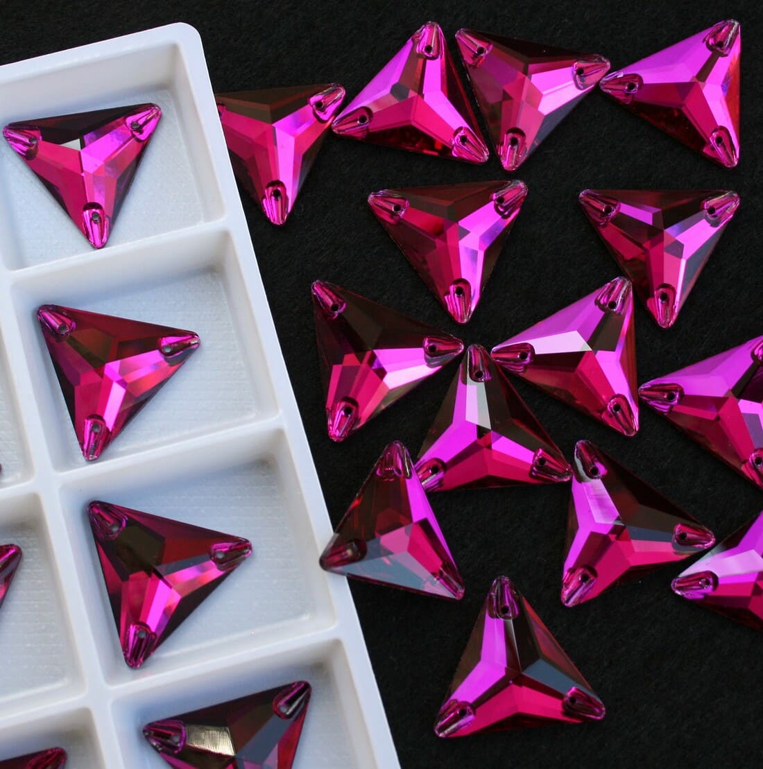 Fuchsia színű háromszög alakú kristály