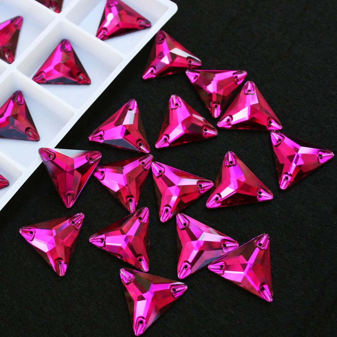 Fuchsia sz&iacute;nű h&aacute;romsz&ouml;g alak&uacute; krist&aacute;ly