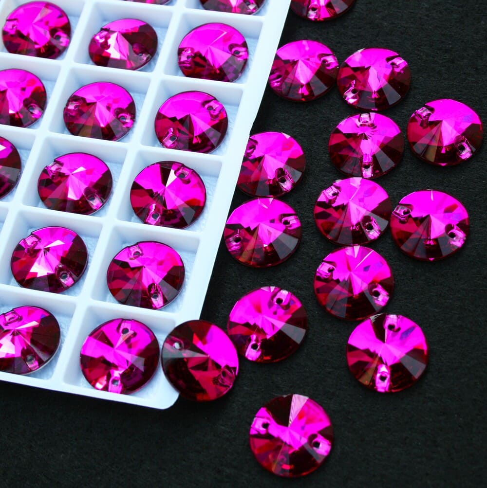 Fuchsia színű kör alakú kristály