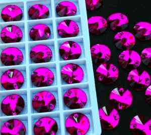 Fuchsia színű kör alakú kristály