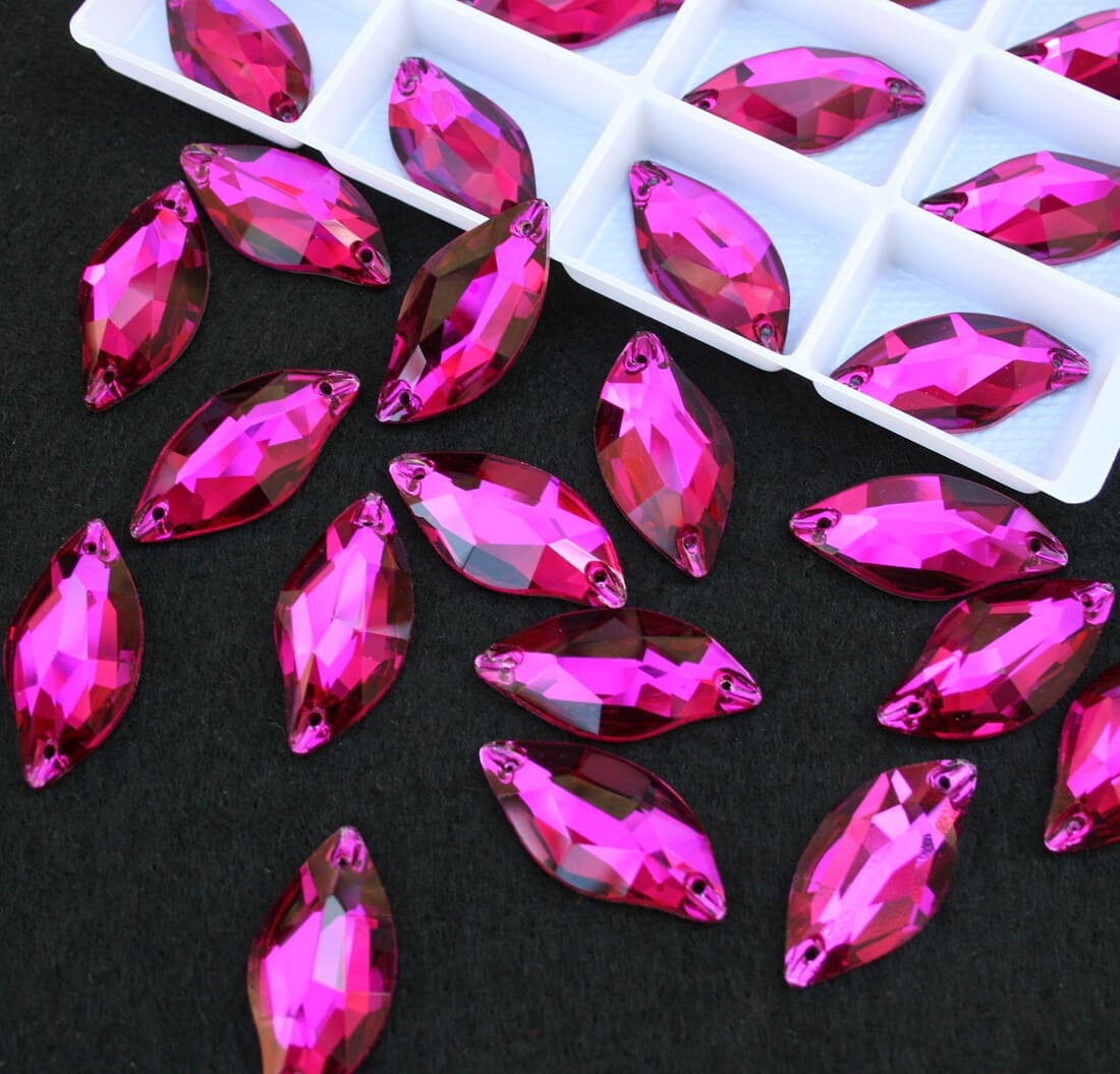Fuchsia színű levél alakú kristály