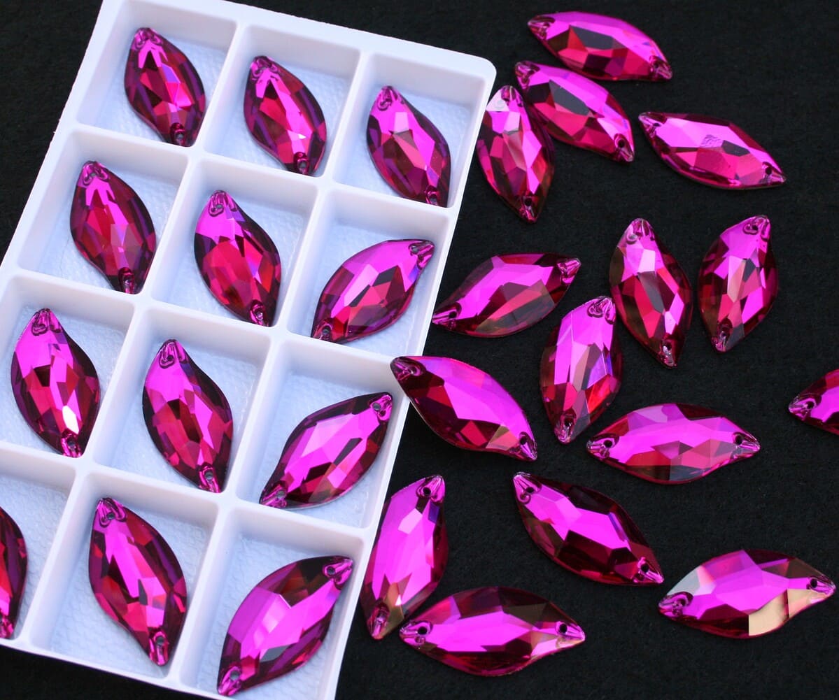 Fuchsia sz&iacute;nű lev&eacute;l alak&uacute; krist&aacute;ly