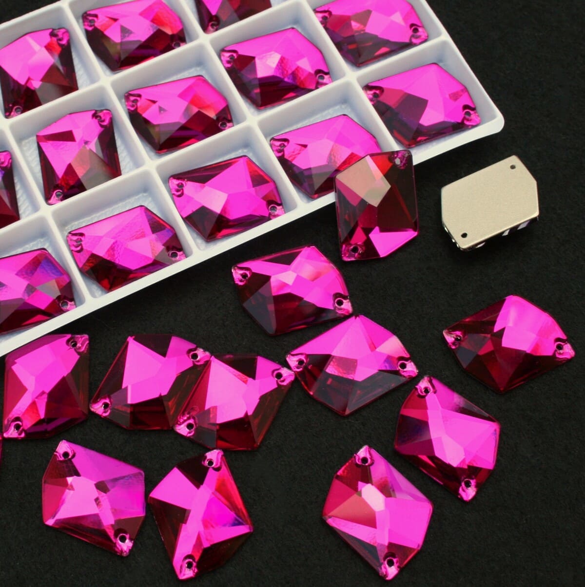 Fuchsia színű tört rombusz alakú kristály