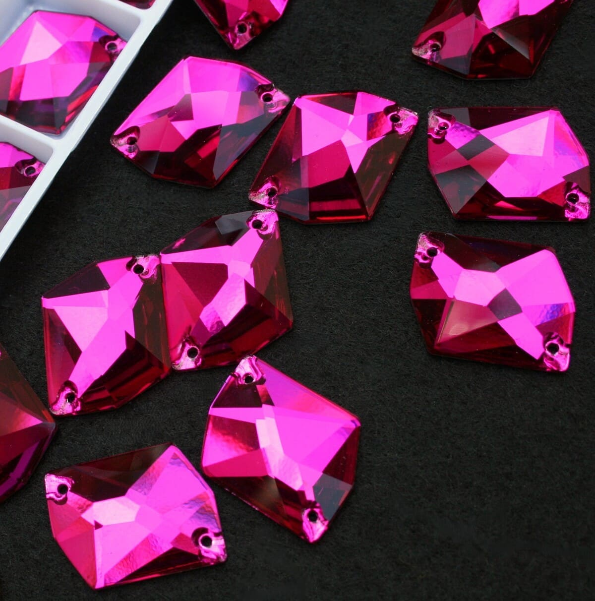 Fuchsia színű tört rombusz alakú kristály
