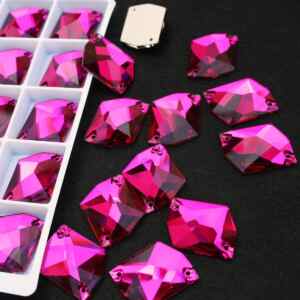 Fuchsia színű tört rombusz alakú kristály