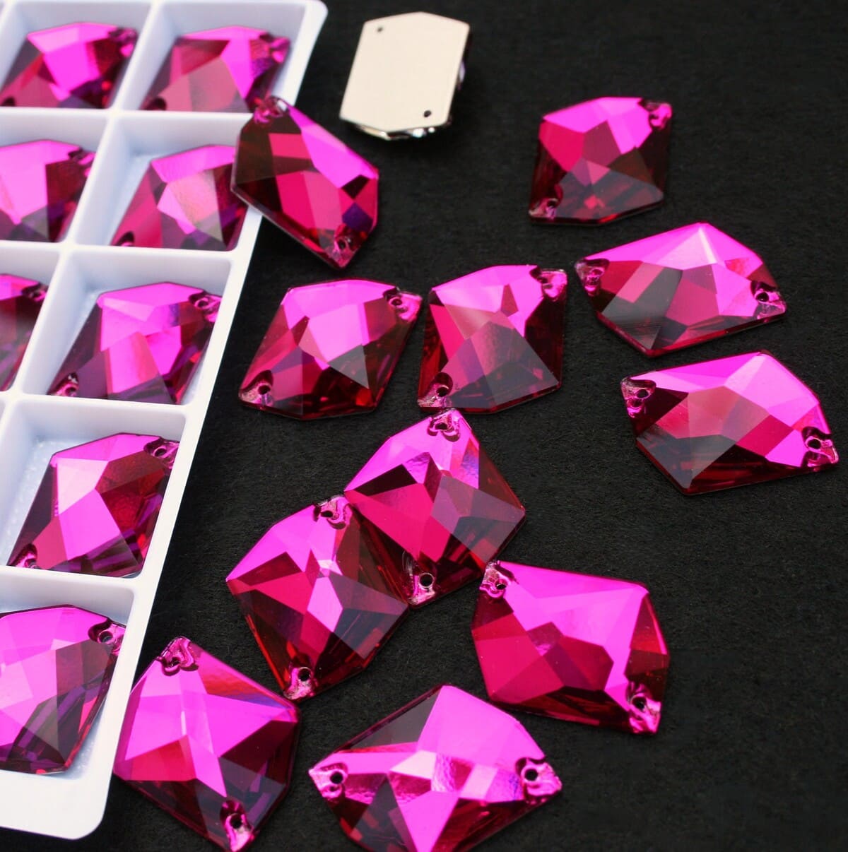 Fuchsia színű tört rombusz alakú kristály