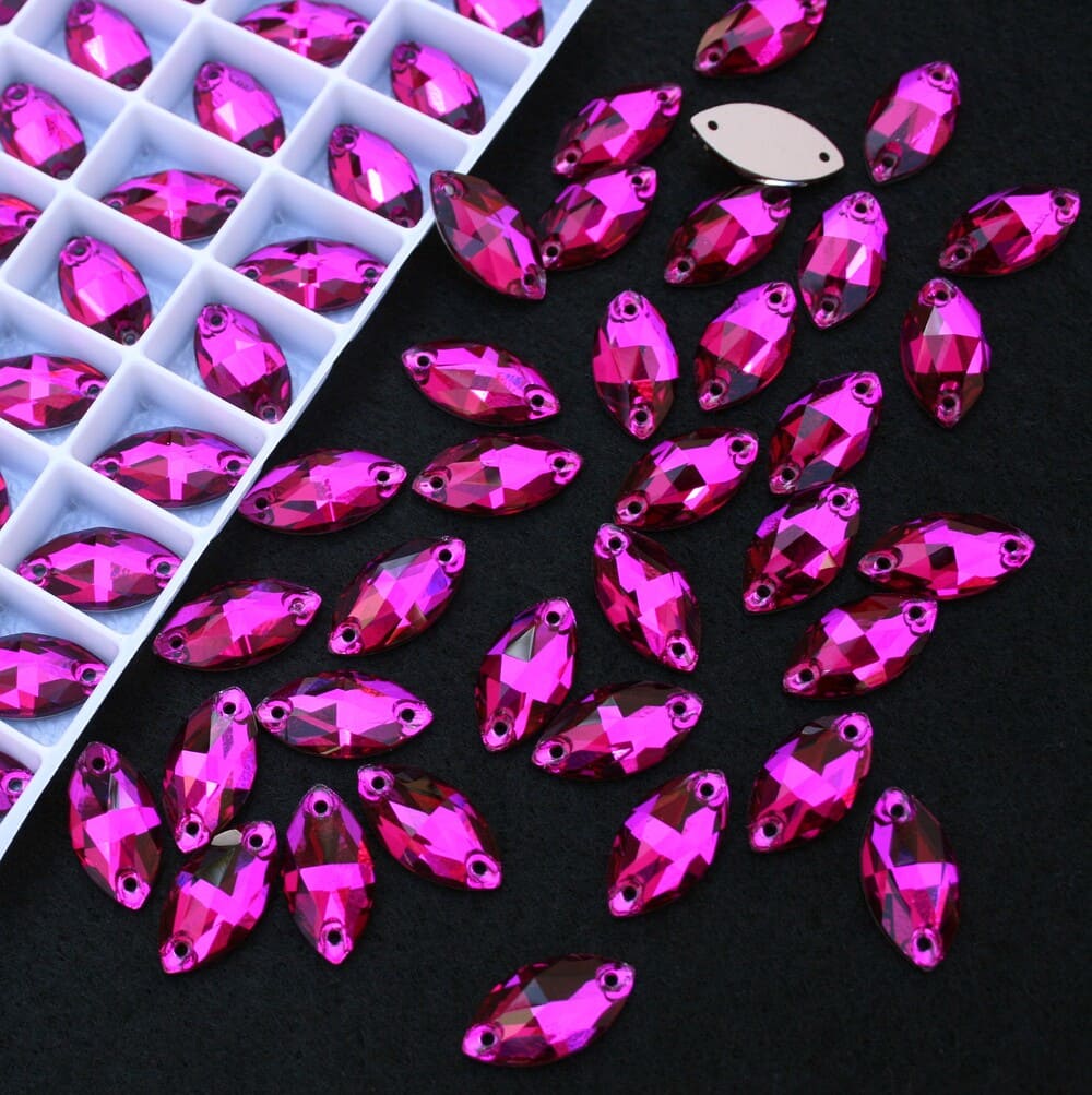 Fuchsia színű zabszem alakú kristály