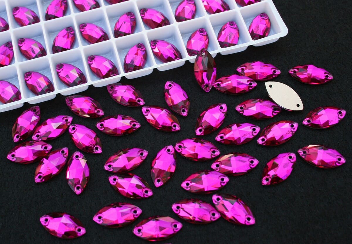 Fuchsia színű zabszem alakú kristály