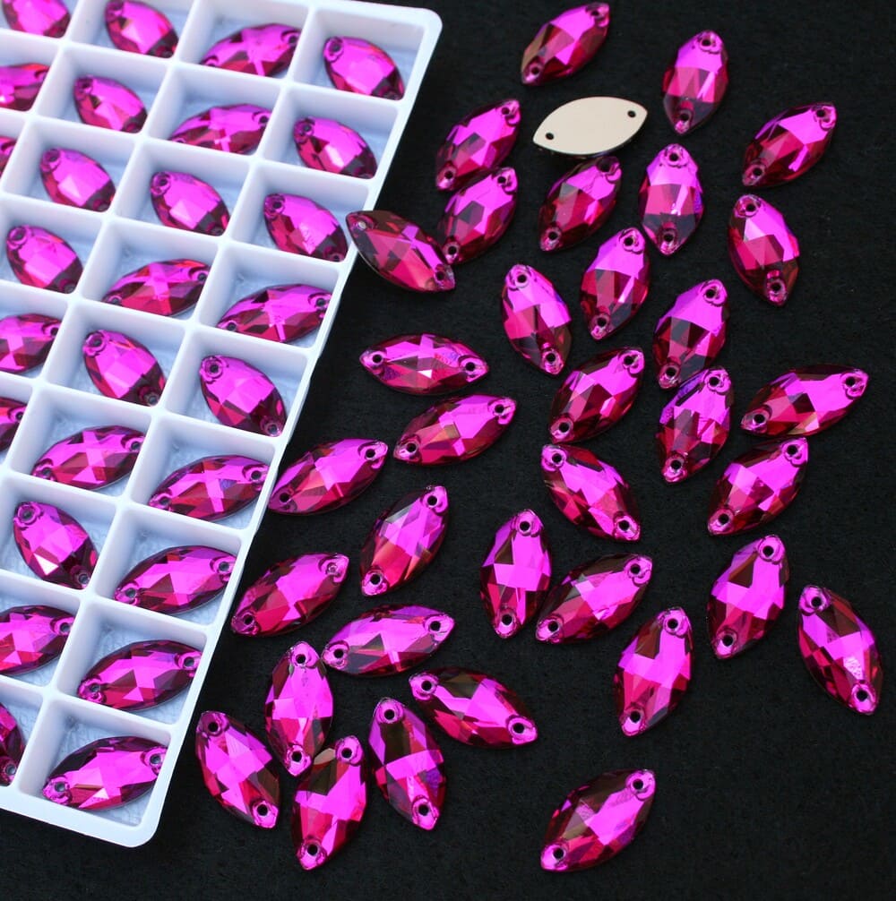 Fuchsia sz&iacute;nű zabszem alak&uacute; krist&aacute;ly
