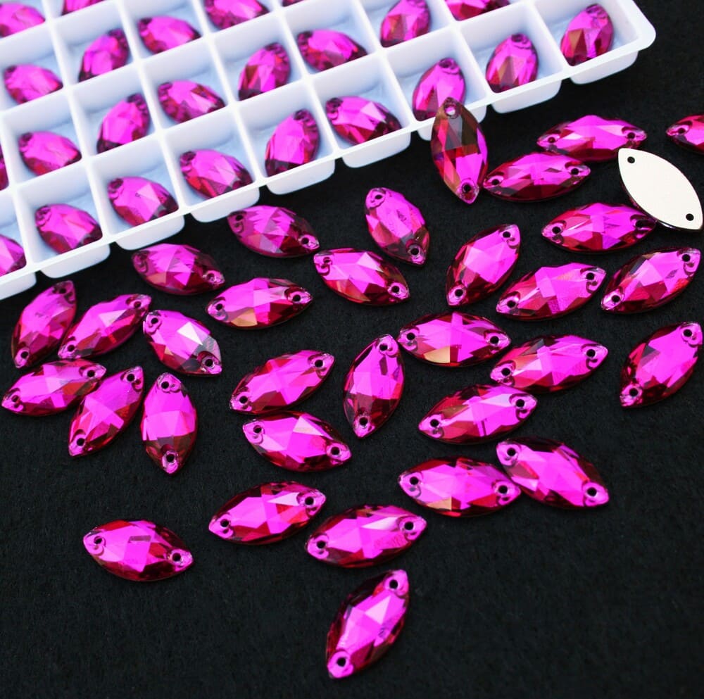 Fuchsia színű zabszem alakú kristály