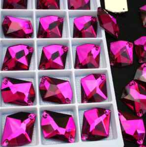 Fuchsia színű tört rombusz alakú kristály
