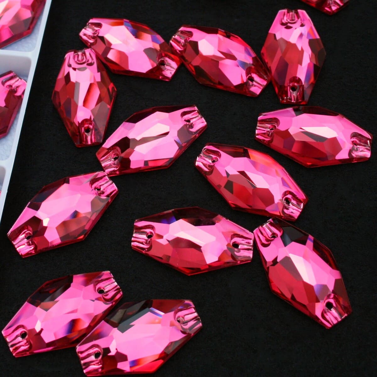 Rose sz&iacute;nű hexagon alak&uacute; krist&aacute;ly