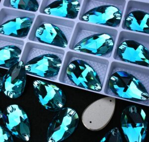 Aquamarine színű csepp alakú kristály