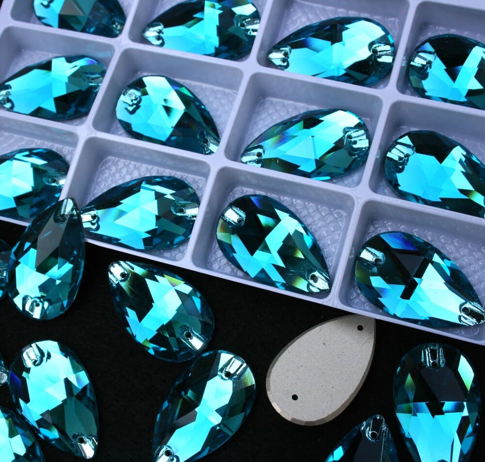 Aquamarine színű csepp alakú kristály