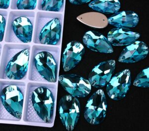 Aquamarine színű csepp alakú kristály