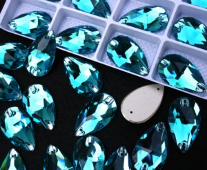 Aquamarine színű csepp alakú kristály