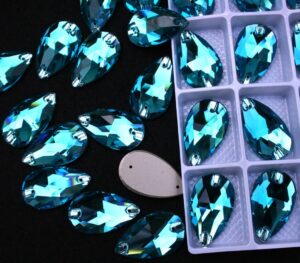 Aquamarine színű csepp alakú kristály