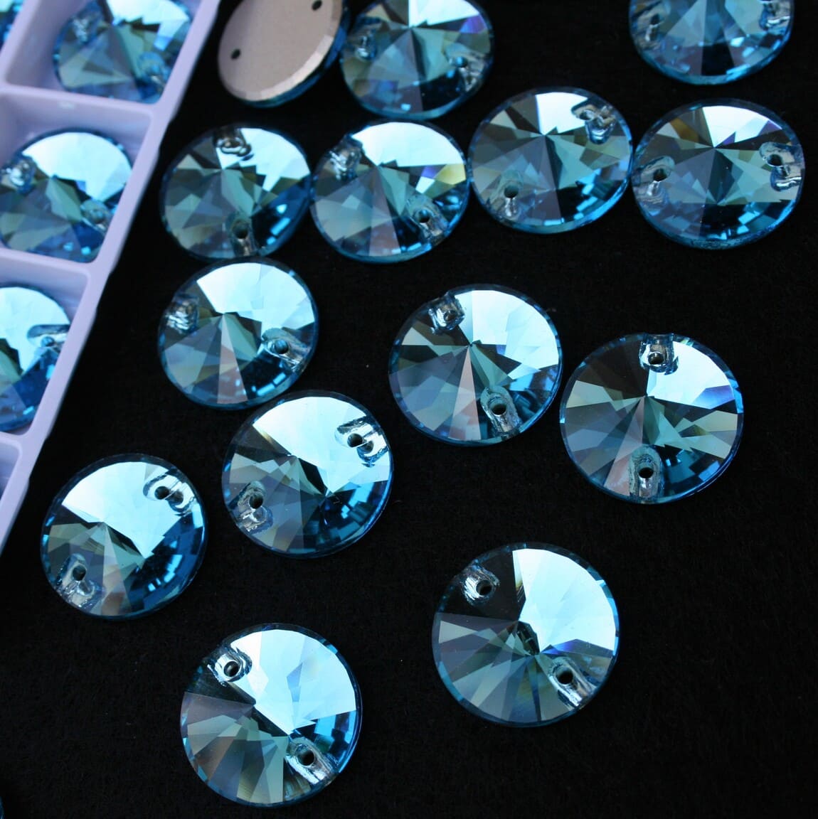 Aquamarine színű kör alakú kristály