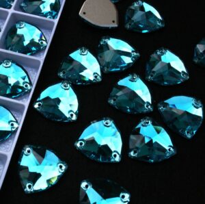 Aquamarine színű trilliant alakú kristály