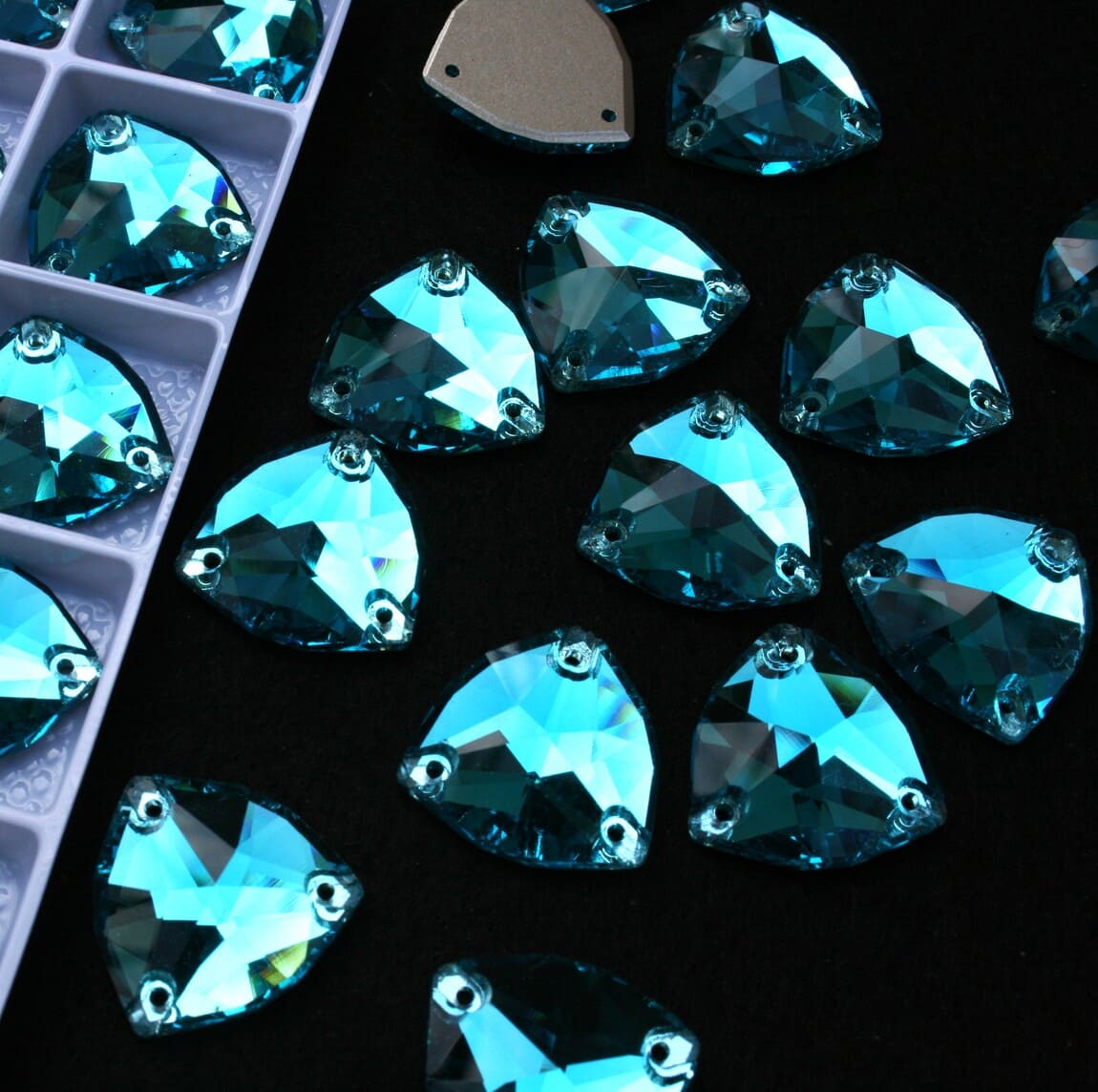 Aquamarine színű trilliant alakú kristály