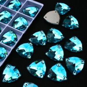 Aquamarine színű trilliant alakú kristály