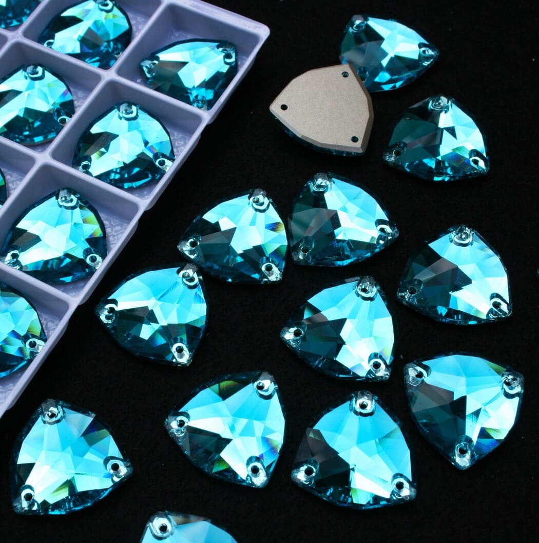 Aquamarine színű trilliant alakú kristály