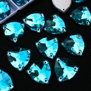 Aquamarine színű trilliant alakú kristály