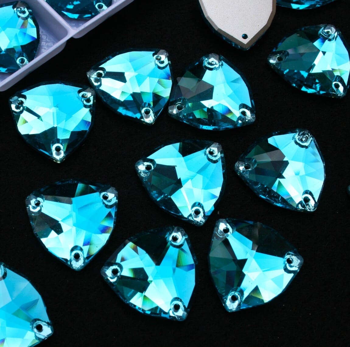 Aquamarine színű trilliant alakú kristály