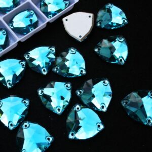 Aquamarine színű trilliant alakú kristály