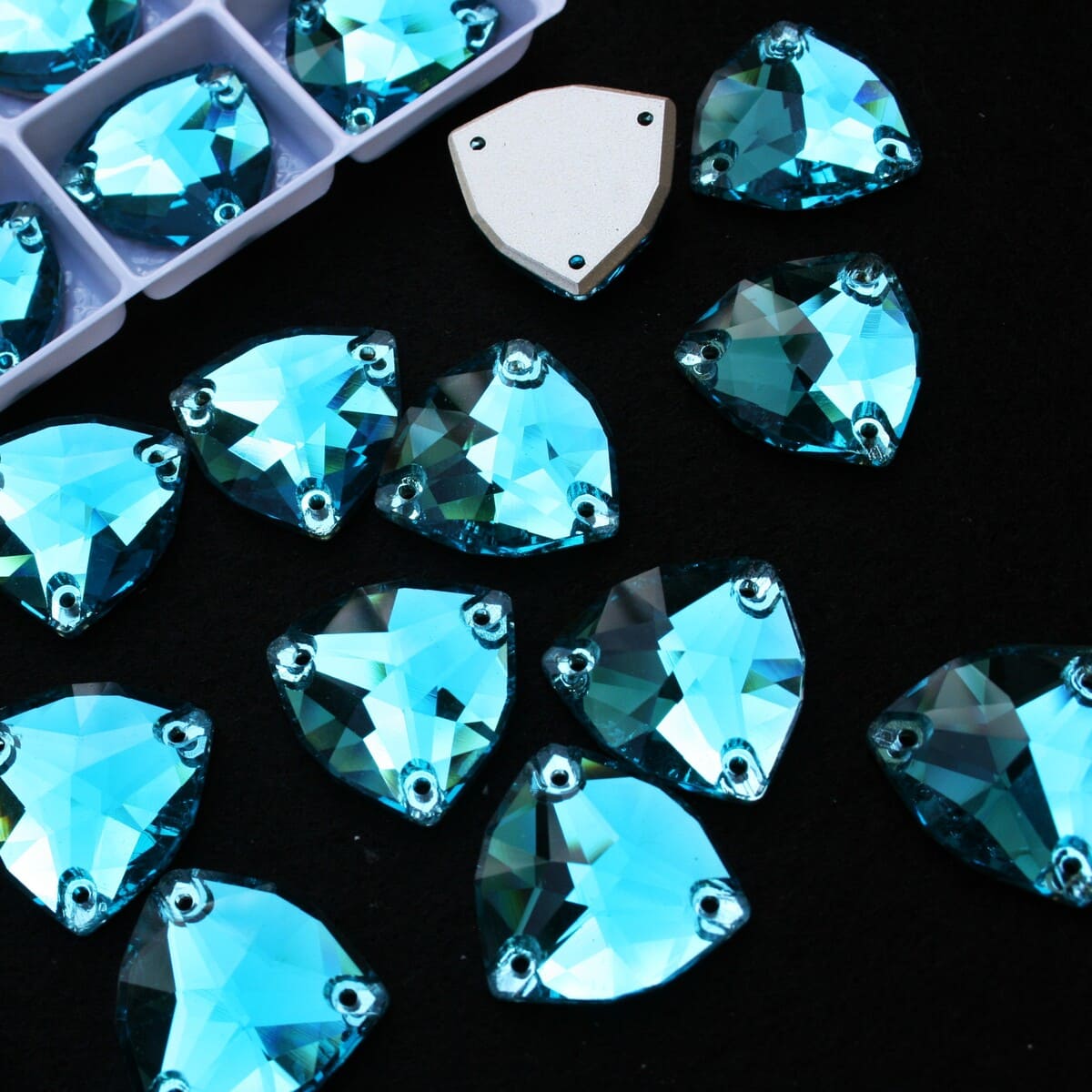 Aquamarine színű trilliant alakú kristály