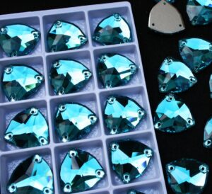 Aquamarine színű trilliant alakú kristály