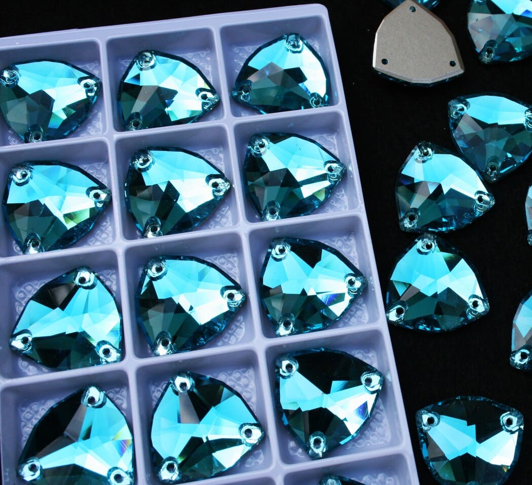 Aquamarine színű trilliant alakú kristály - Kristály Kuckó Aquamarine színű trilliant alakú kristály