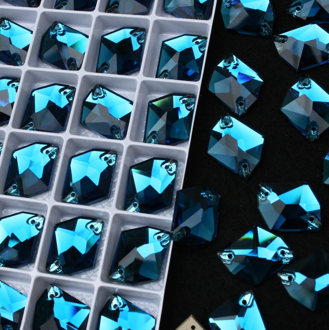 Blue Zircon színű tört rombusz alakú kristály