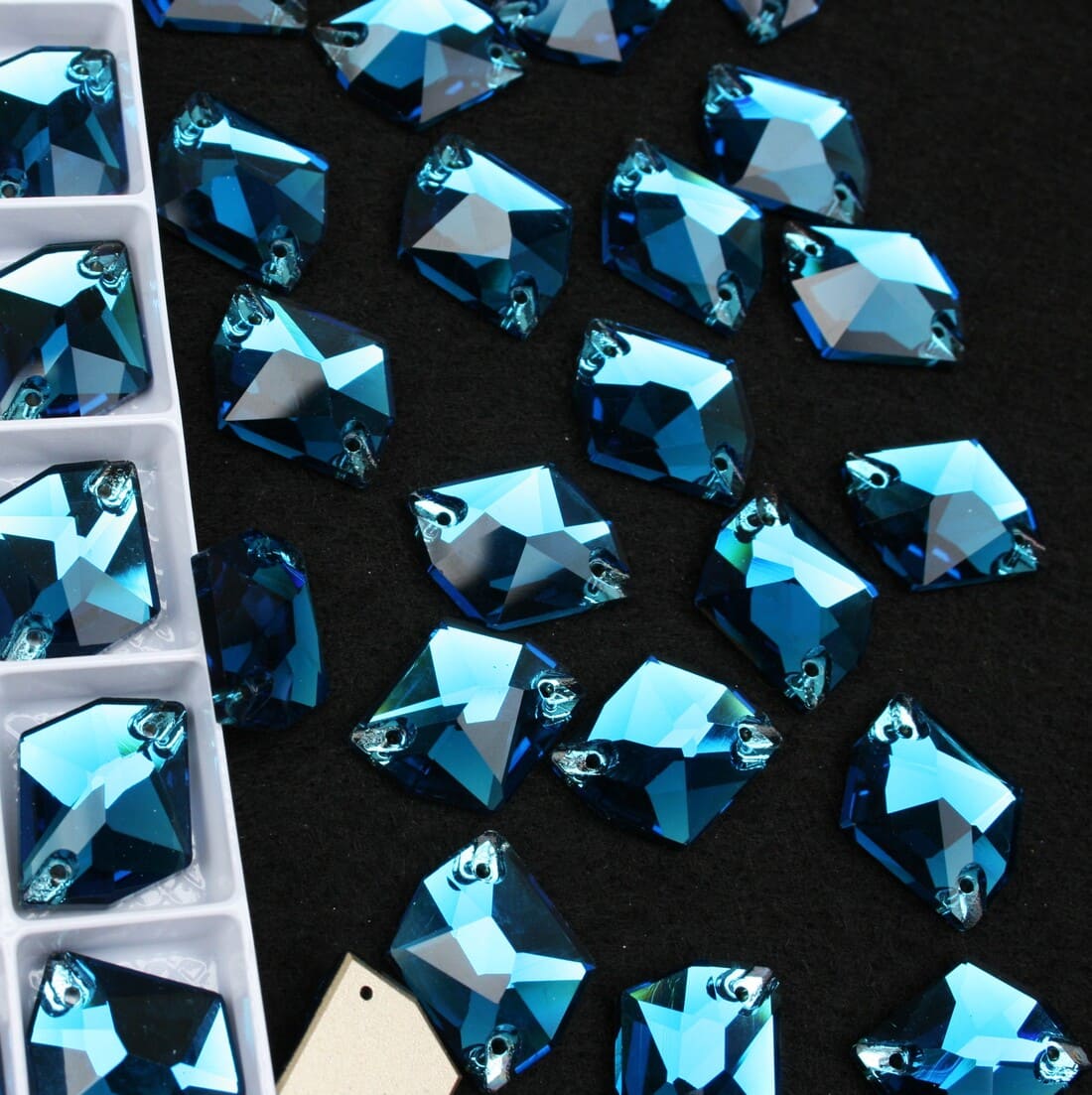 Blue Zircon színű tört rombusz alakú kristály