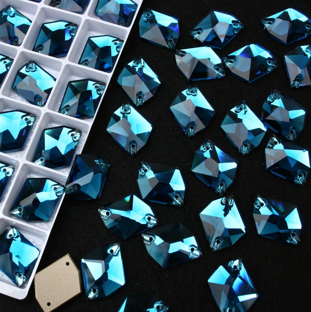 Blue Zircon színű tört rombusz alakú kristály