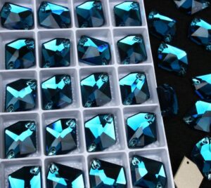 Blue Zircon színű tört rombusz alakú kristály