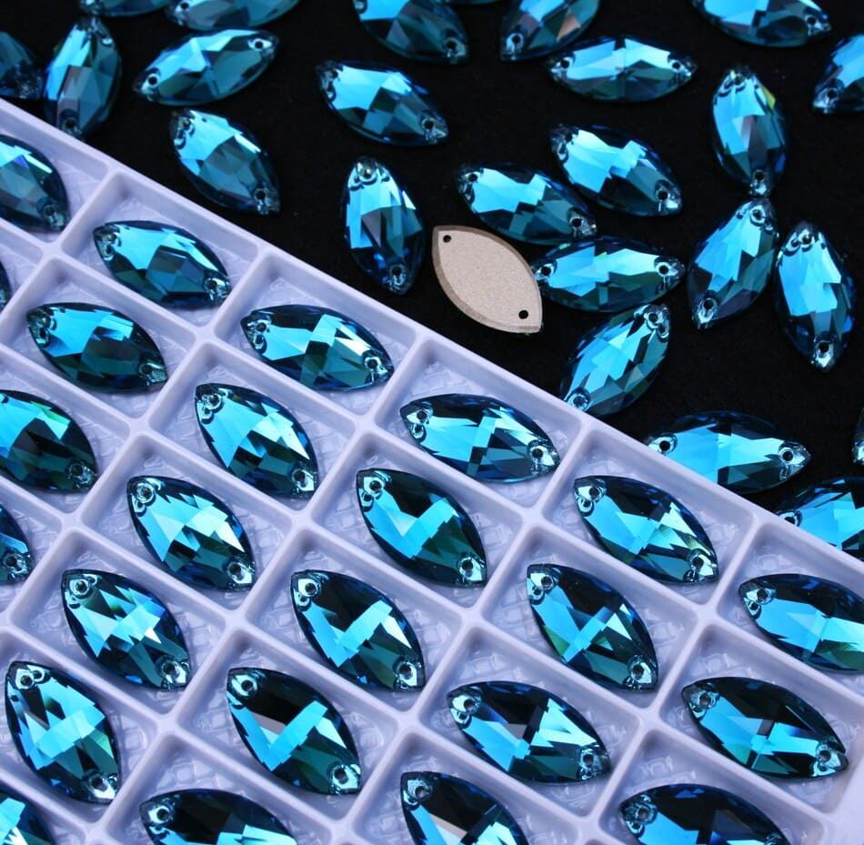 Blue Zircon színű zabszem alakú kristály