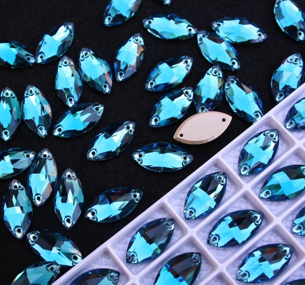 Blue Zircon színű zabszem alakú kristály