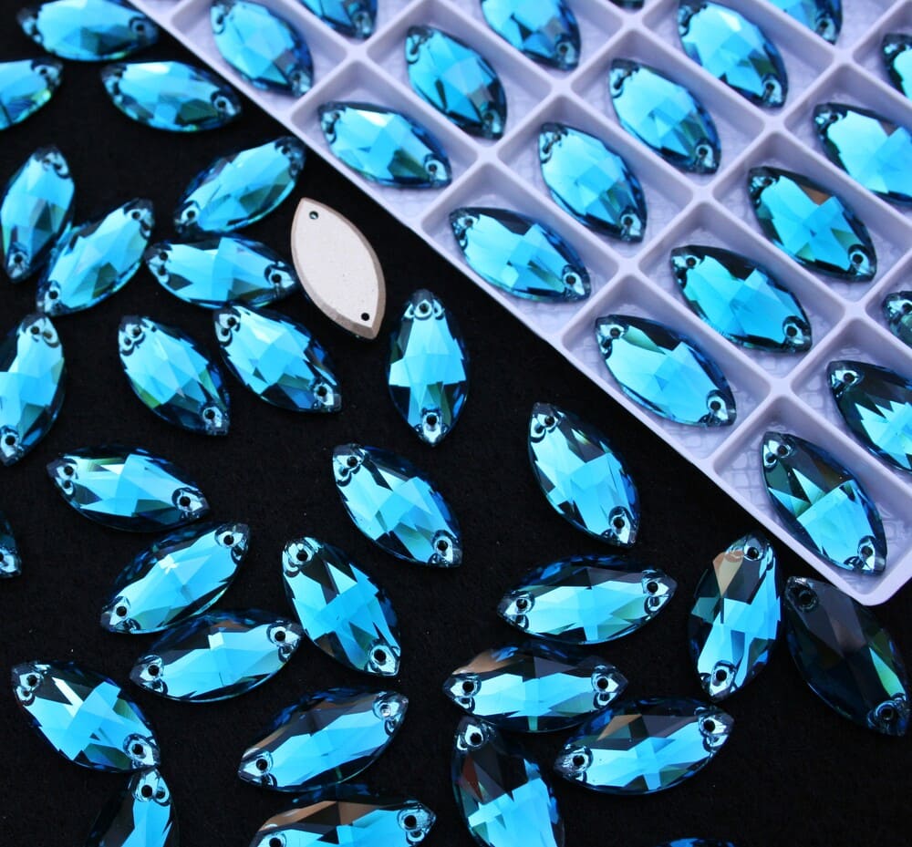 Blue Zircon színű zabszem alakú kristály
